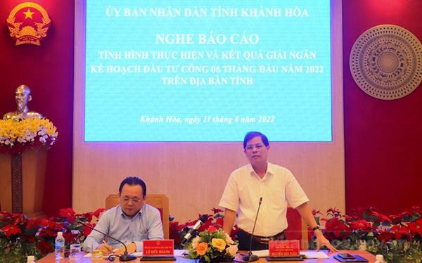 Ông Nguyễn Tấn Tuân - Phó Bí thư Tỉnh ủy, Chủ tịch UBND tỉnh (đứng bên phải) phát biểu chỉ đạo tại cuộc họp. Ông Nguyễn Tấn Tuân - Phó Bí thư Tỉnh ủy, Chủ tịch UBND tỉnh (đứng bên phải) phát biểu chỉ đạo tại cuộc họp.